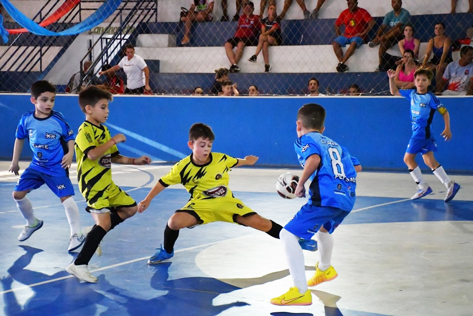 Abertura em duas cidades teve trinta jogos e um show de gols