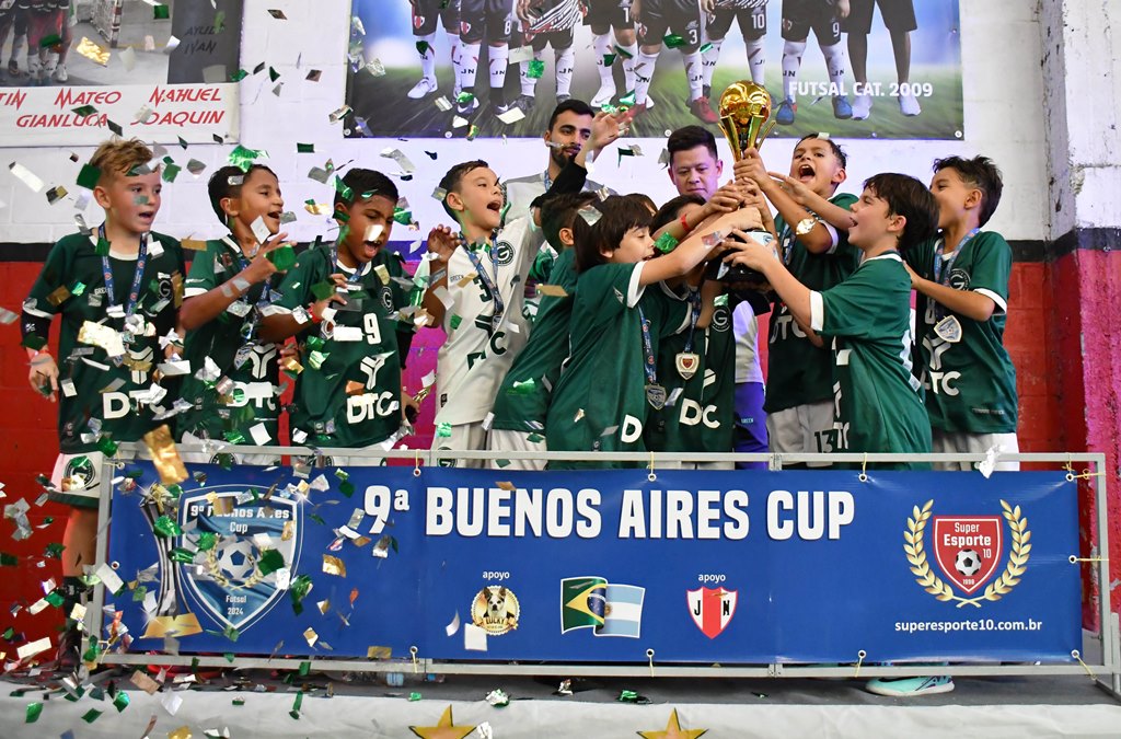 Goiás levanta a taça da categoria Sub-09