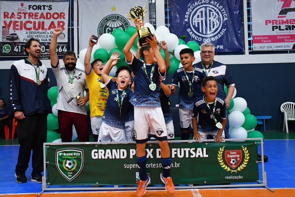 Guritibanos levanta a taça na categoria Sub-10