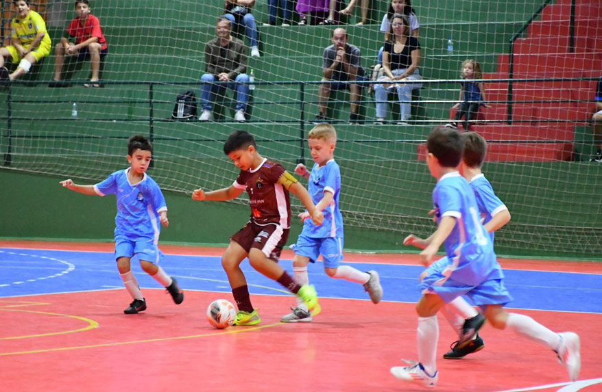 Três cidades sediam jogos de quatro categorias neste domingo
